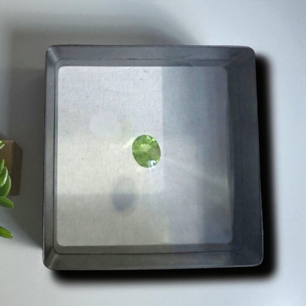 Natural Peridot Gemstone – 3.0ct Oval Cut | Vibrant Green Peridot Gemstone - Picture 2 of 3